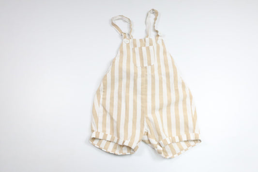 Randiga hängselshorts från Okänt - Storlek 98 - Beige