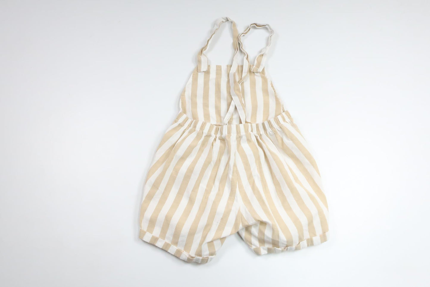 Randiga hängselshorts från Okänt - Storlek 98 - Beige