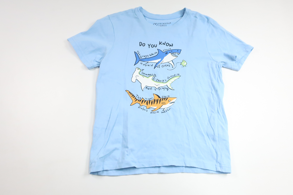 T-shirt med hajar från Primark - Storlek 128 - Blå