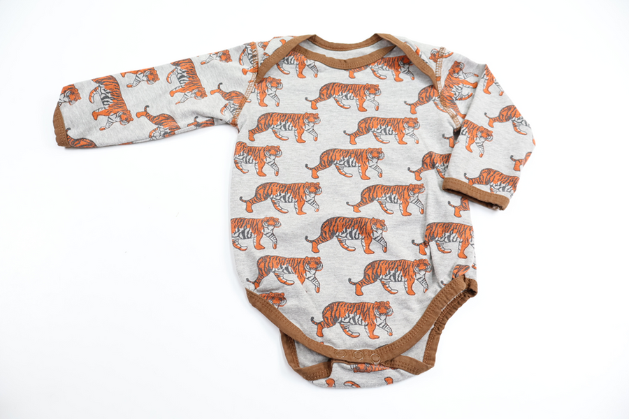 Body med tigrar från Snoozy - Storlek 62/68 - Grå