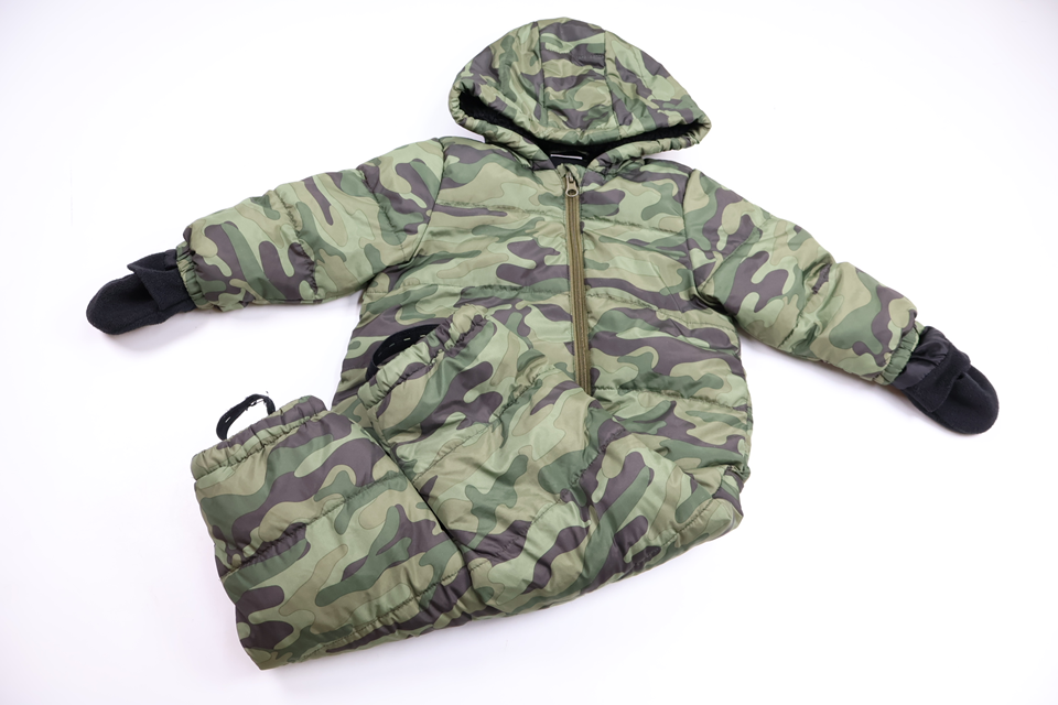 Militärmönstrad fleecefodrad overall från Kappahl - Storlek 80 - Grön
