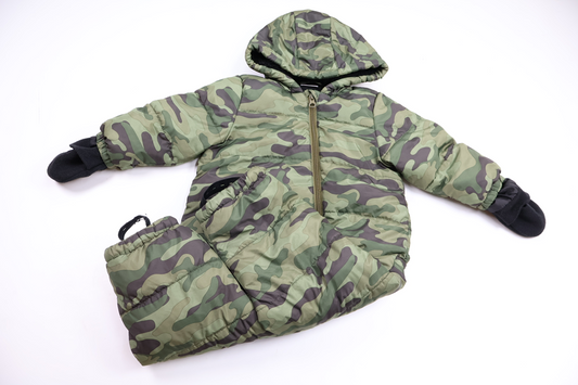 Militärmönstrad fleecefodrad overall från Kappahl - Storlek 80 - Grön