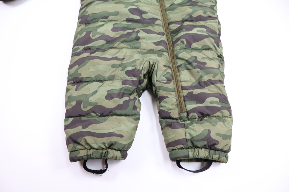 Militärmönstrad fleecefodrad overall från Kappahl - Storlek 80 - Grön