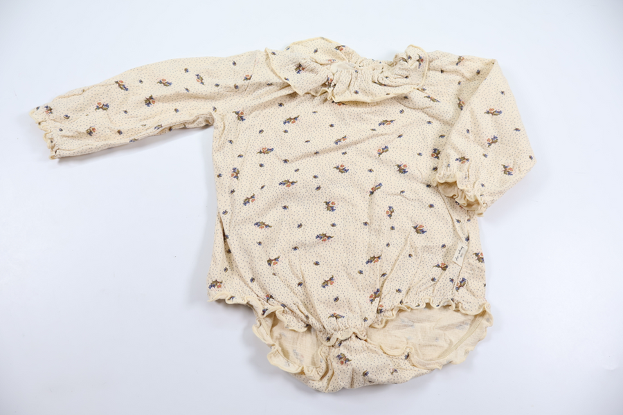 Blommig body med volang från Kongens Slöjd - Storlek 74/80 - Beige
