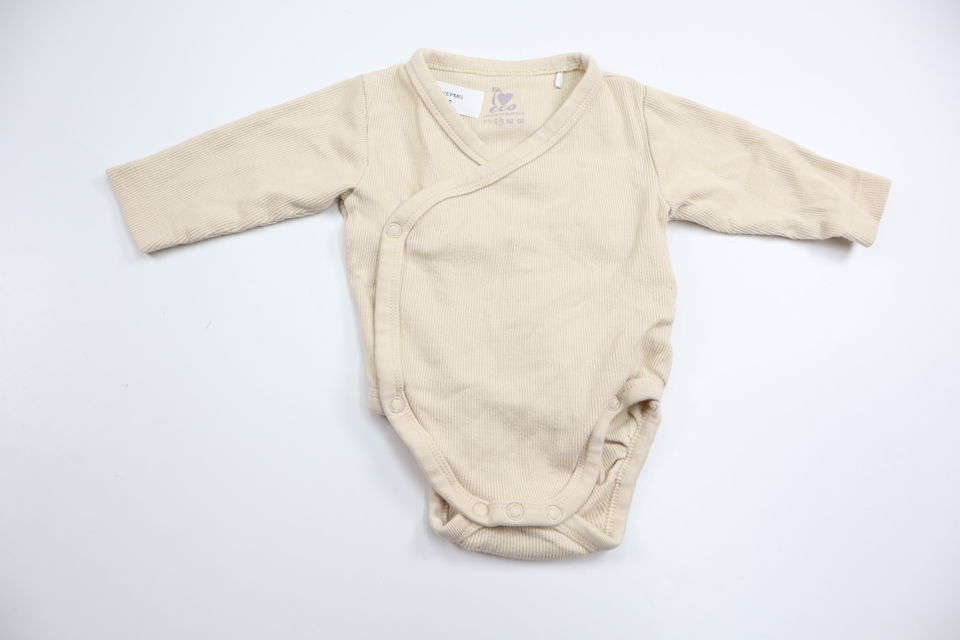 Ribbad omlottbody från ICA I Love Eco - Storlek 56 - Benvit