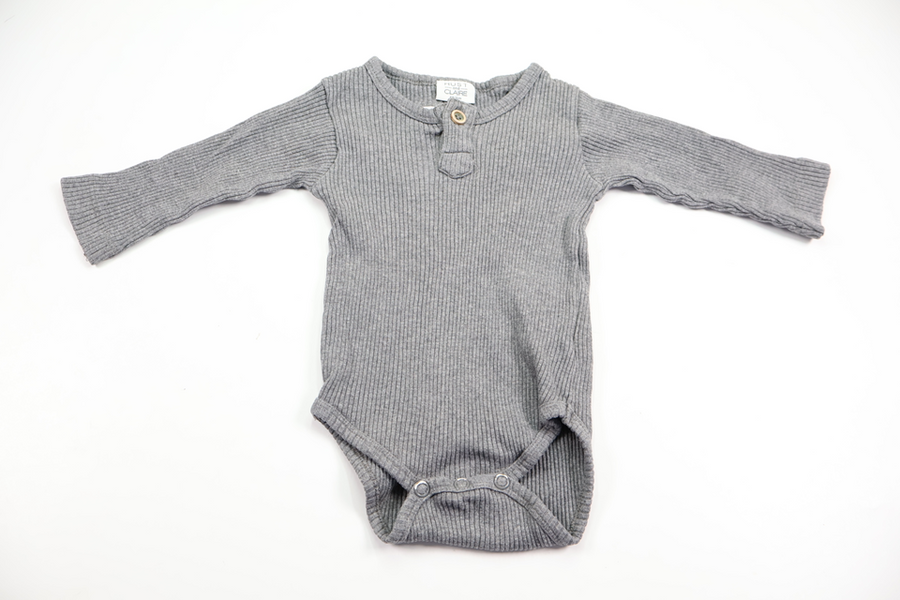 Ribbad body från Hust & Claire - Storlek 68 - Grå