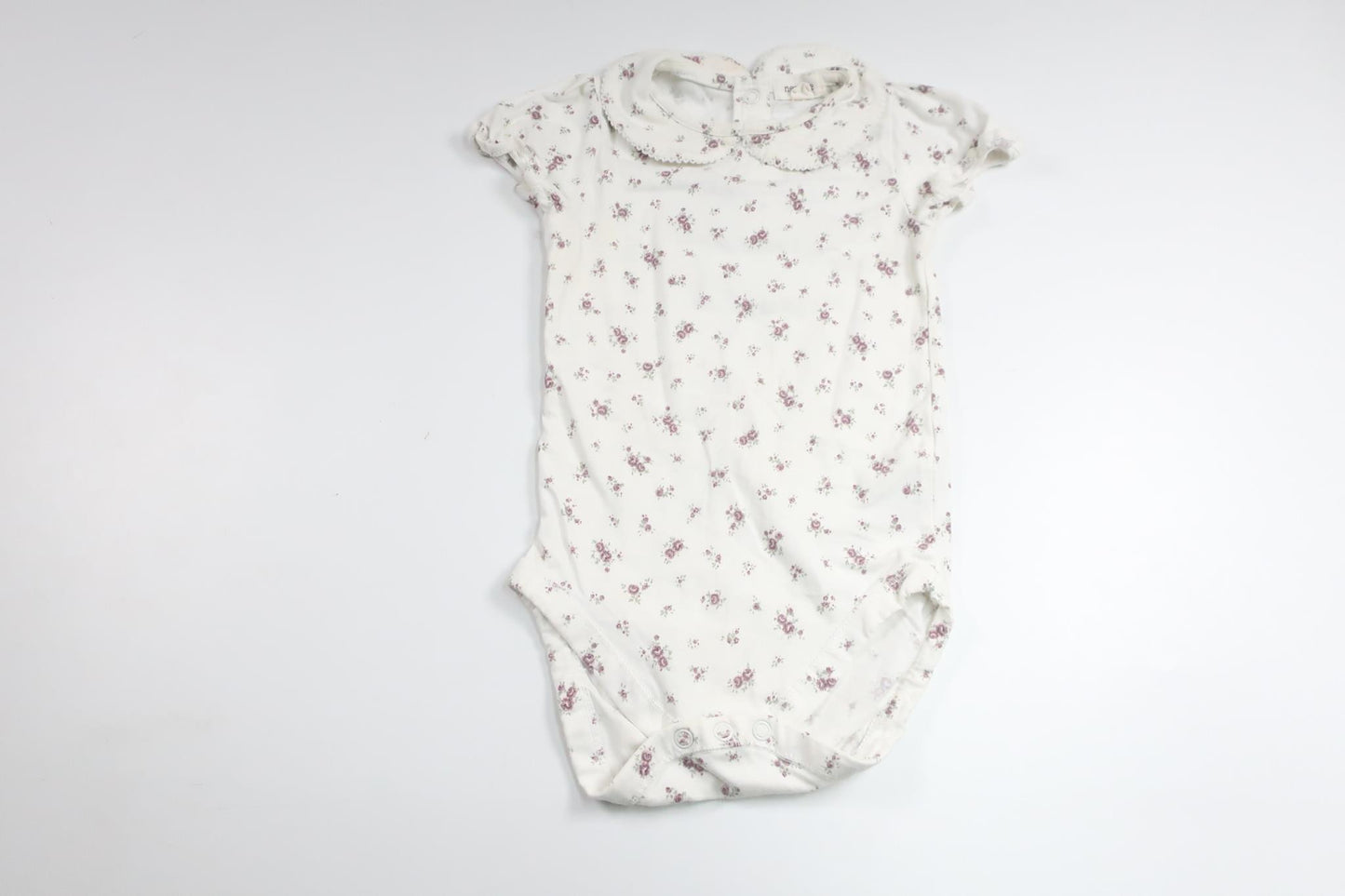 Body med krage och blommor från Newbie - Storlek 86 - Vit