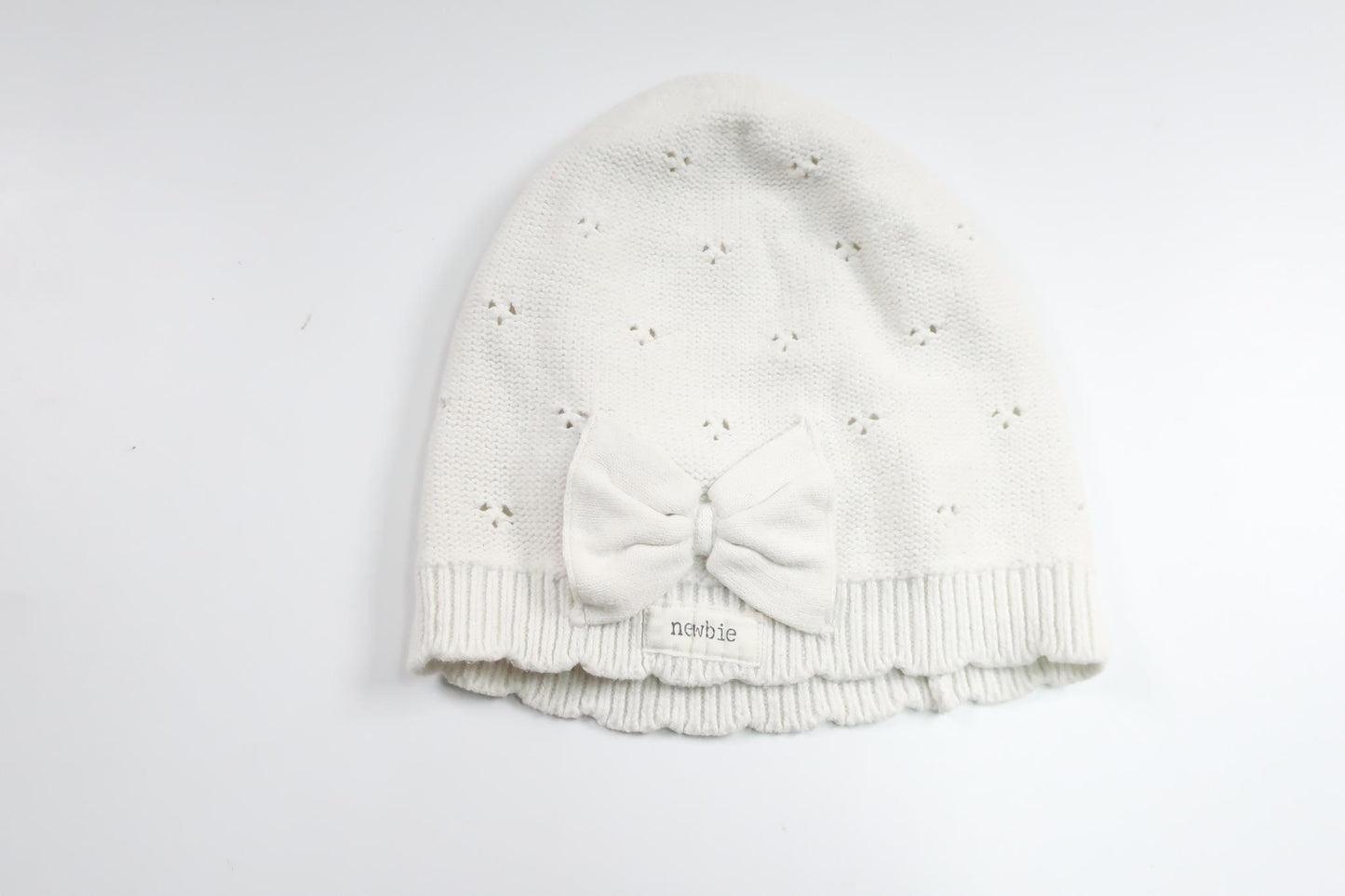 Stickad mössa från Newbie - Storlek 48/50 - Vit