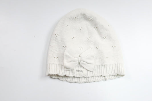 Stickad mössa från Newbie - Storlek 48/50 - Vit