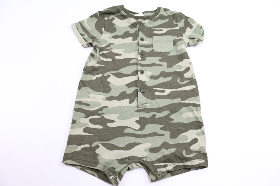 Militärmönstrad jumpsuit från Kappahl - Storlek 80 - Grön