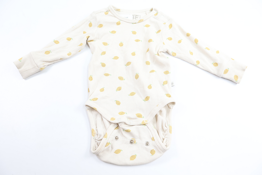 Ribbad body med citroner från BEBE - Storlek 60 - Benvit