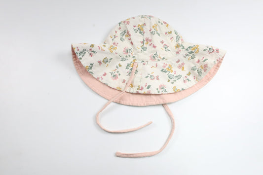 Vändbar blommig solhatt från H&M - Storlek 98/104 - Vit