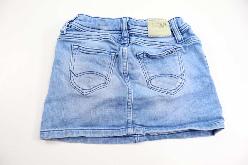 Kjol från Tommy Hilfiger - Storlek 104 - Denim