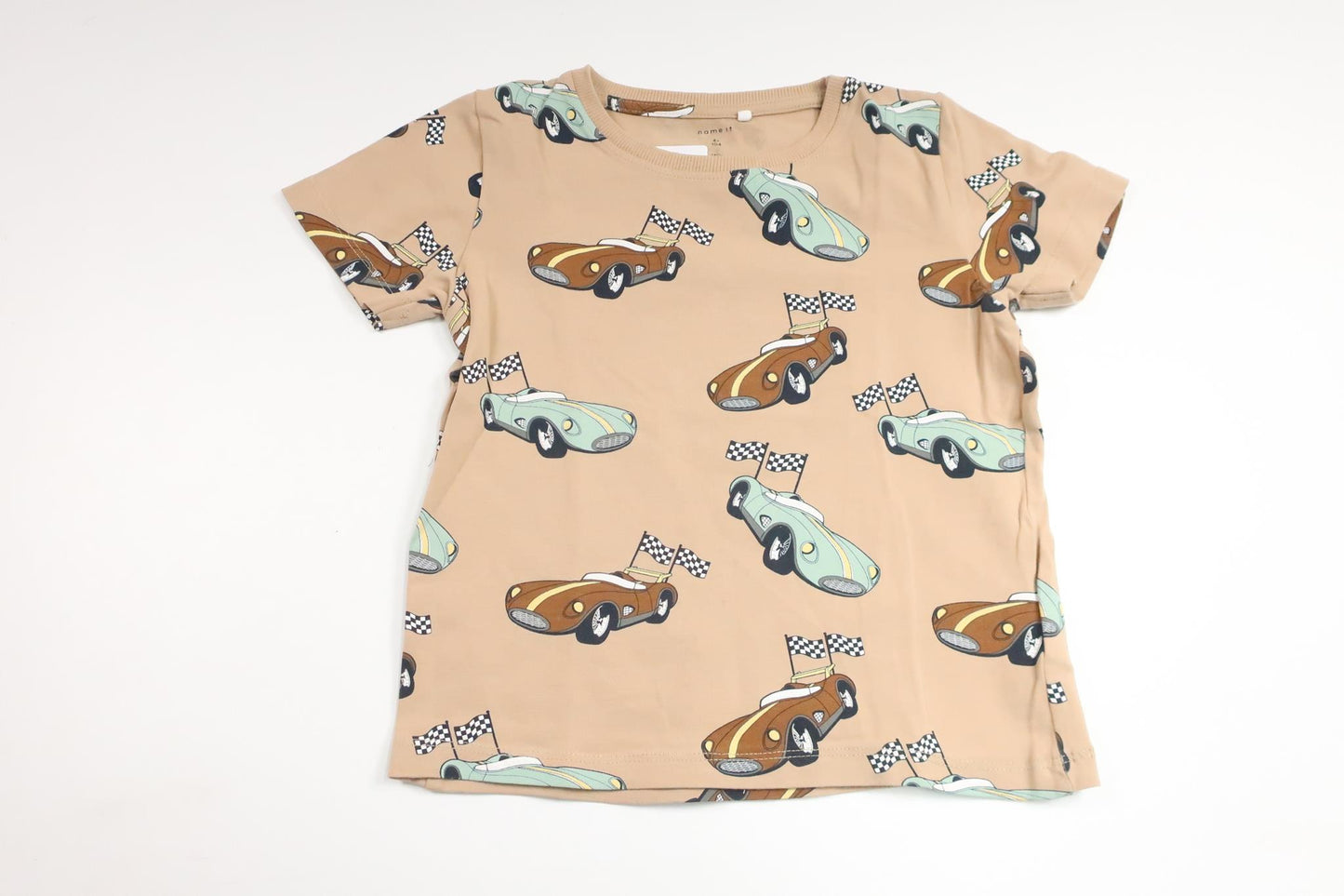 T-shirt med bilar från Name It - Storlek 104 - Beige