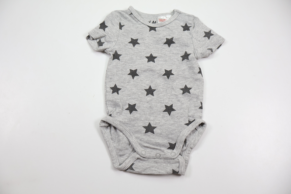 Body med stjärnor från H&M - Storlek 62 - Grå