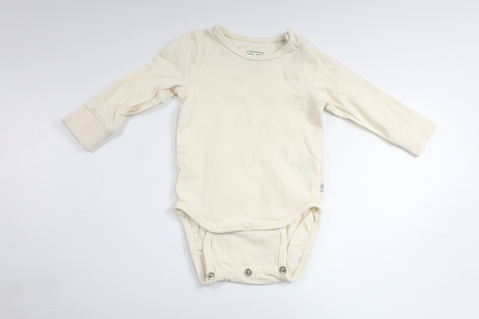Body från BEBE - Storlek 60 - Benvit