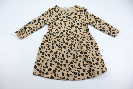 Leopardmönstrad klänning från Amy & Lucy - Storlek 92 - Beige