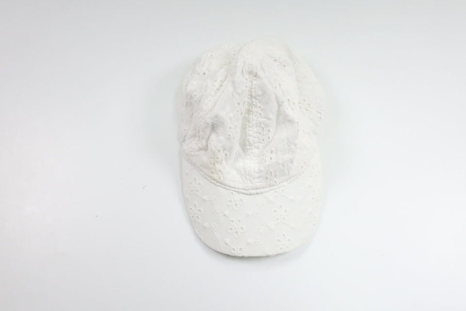 Keps med broderi från H&M - Storlek 92/116 - Vit