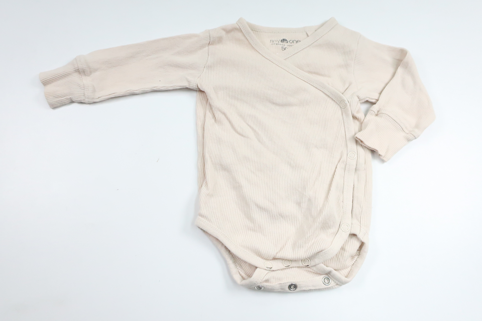 Ribbad omlottbody från Tiny One - Storlek 50 - Benvit