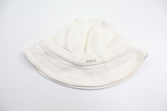 Mjuk solhatt från Newbie - Storlek 56/62 - Vit