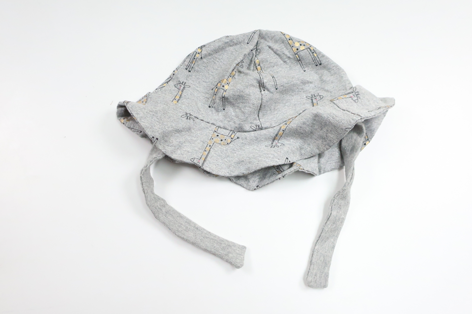 Solhatt med giraffer från Hemsytt - Storlek 44/46 - Grå
