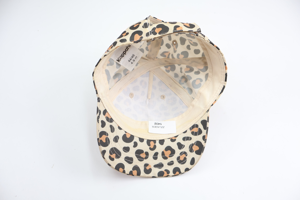 Leopardmönstrad keps från Kappahl - Storlek 44/46 - Beige