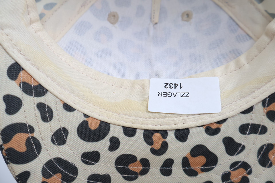 Leopardmönstrad keps från Kappahl - Storlek 44/46 - Beige