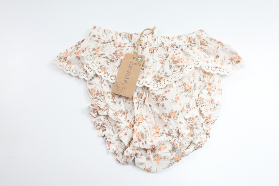 Blöjtrosa med volang från Newbie - Storlek 62 - Beige