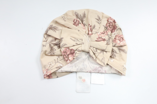 Blommig turban mössa med rosett från Newbie - Storlek 48/50 - Beige