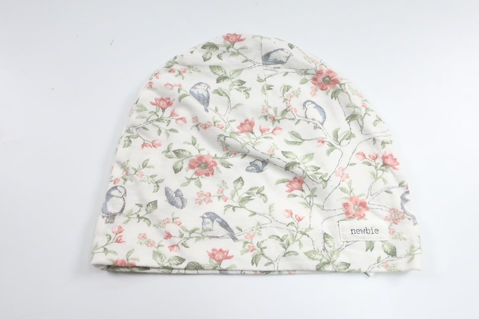 Blommig mössa från Newbie - Storlek 48/50 - Vit