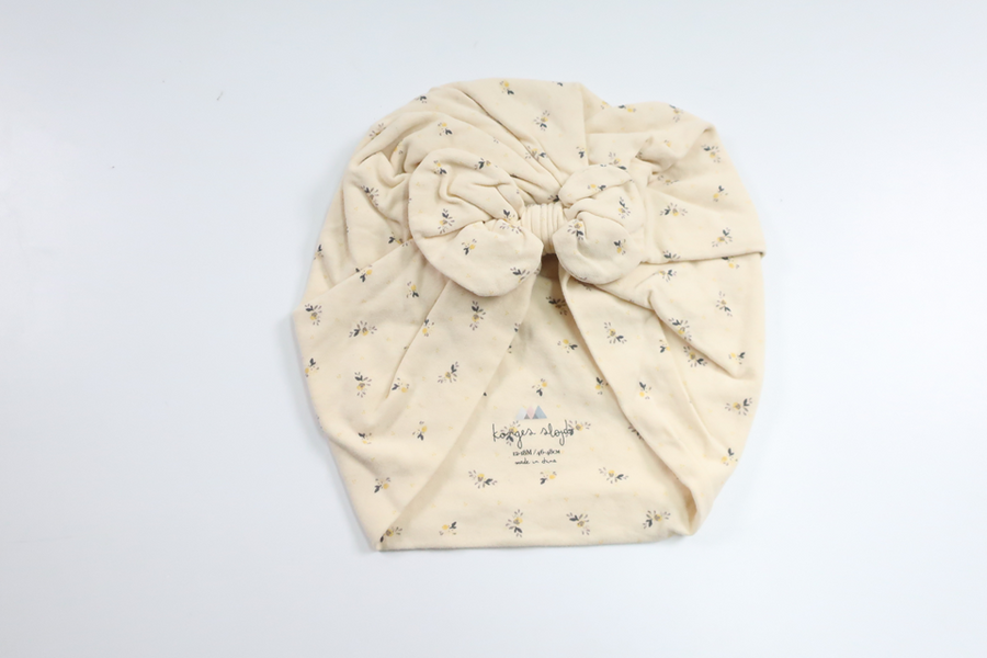 Blommig turban mössa med rosett från Konges Slöjd - Storlek 46/48 - Benvit