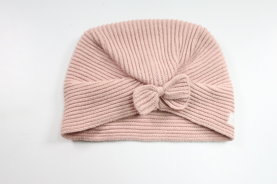 Stickad turban mössa med rosett från Newbie - Storlek 48/50 - Rosa