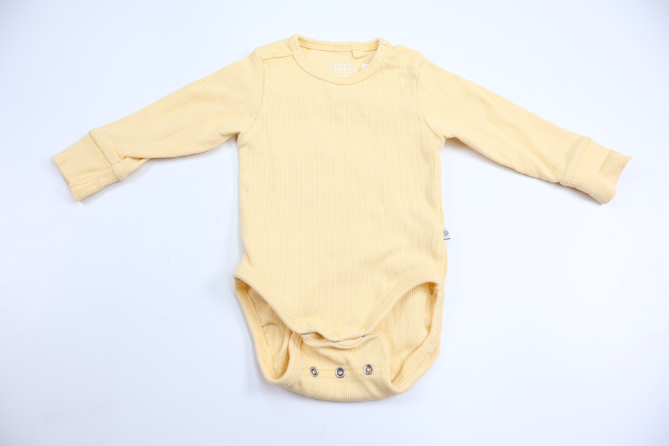 Ribbad body från BEBE - Storlek 60 - Gul