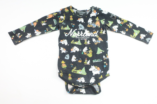 Body med Mumin från SQRTN Company - Storlek 62/68 - Svart