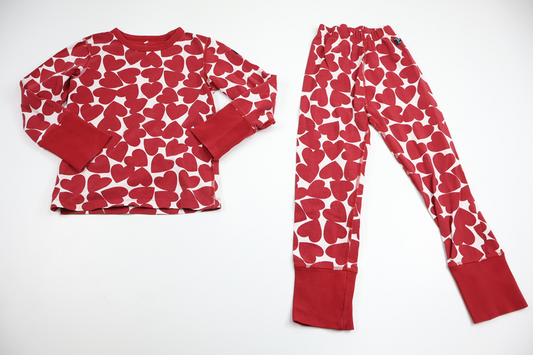 Tvådelad pyjamas med hjärtan från Polarn o. Pyret - Storlek 98/104 - Röd