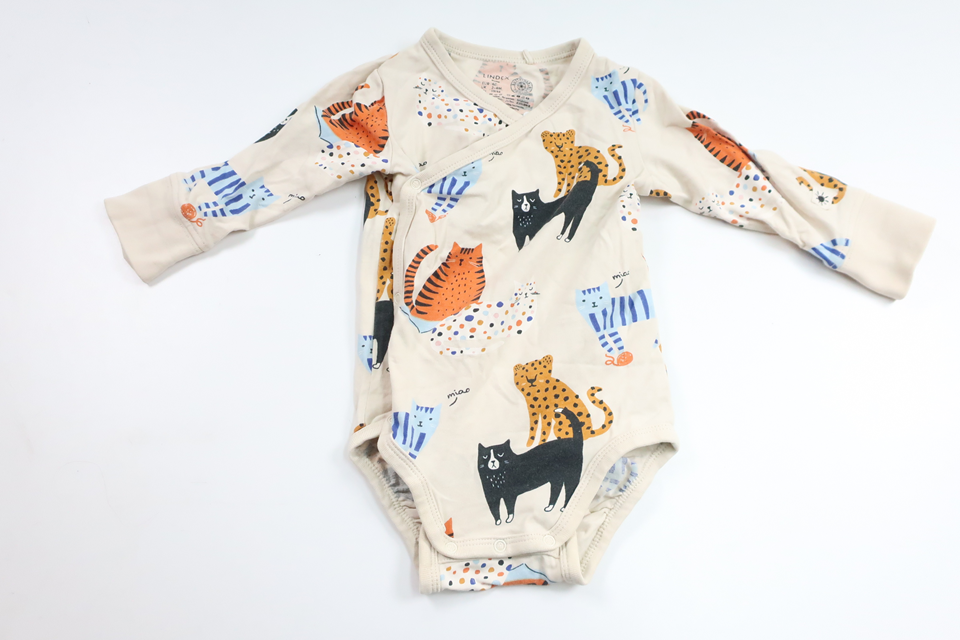 Omlottbody med katter från Lindex - Storlek 62 - Benvit