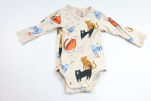 Omlottbody med katter från Lindex - Storlek 62 - Benvit