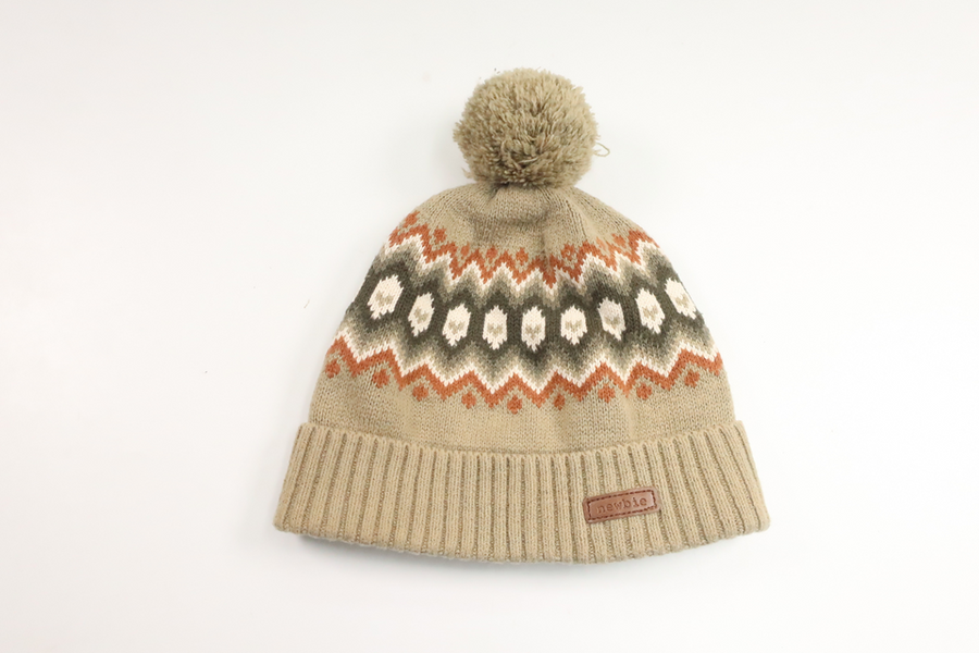 Stickad mössa med tofs från Newbie - Storlek 48/50 - Grön