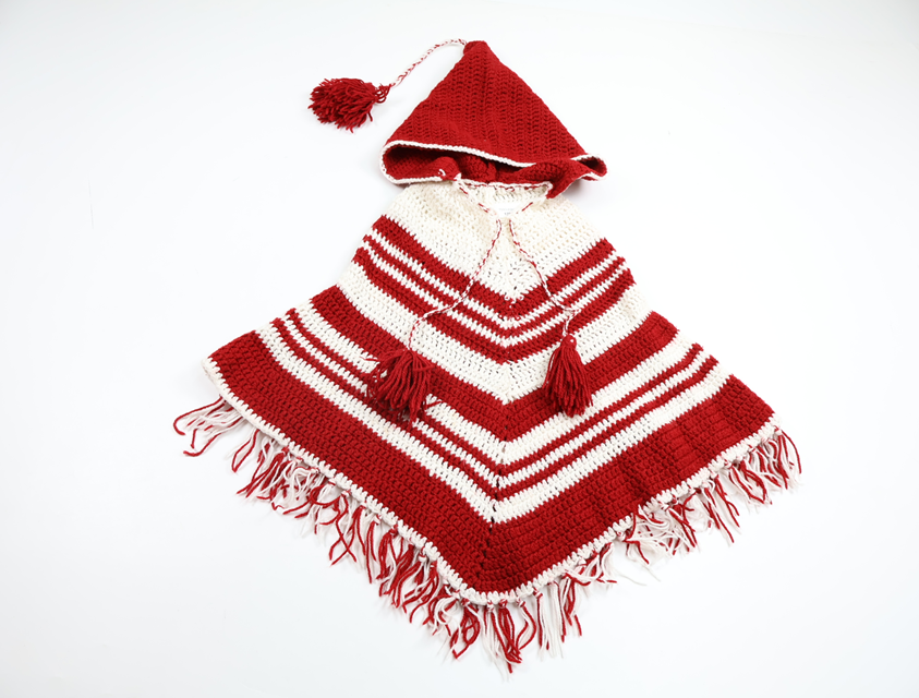 Stickad poncho från Handstickat - Storlek 98/104 - Röd