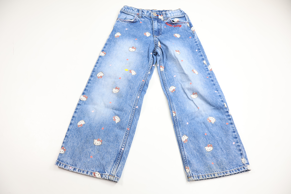 Utsvängda jeansbyxor med Hello Kitty från H&M - Storlek 122 - Denim