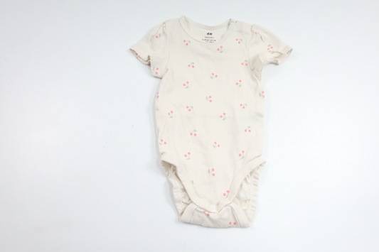 Body med körsbär från H&M - Storlek 62 - Benvit