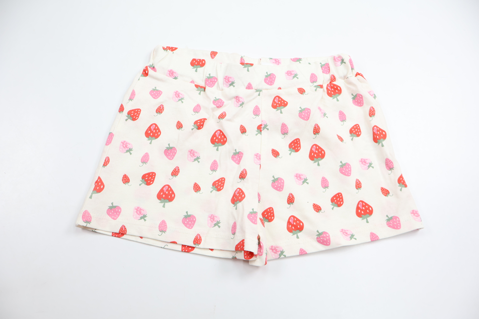 Shorts med jordgubbar från Amy & Lucy - Storlek 98/104 - Benvit