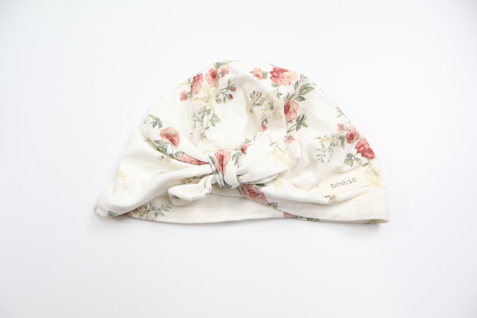 Blommig turban mössa från Newbie - Storlek 40/42 - Vit