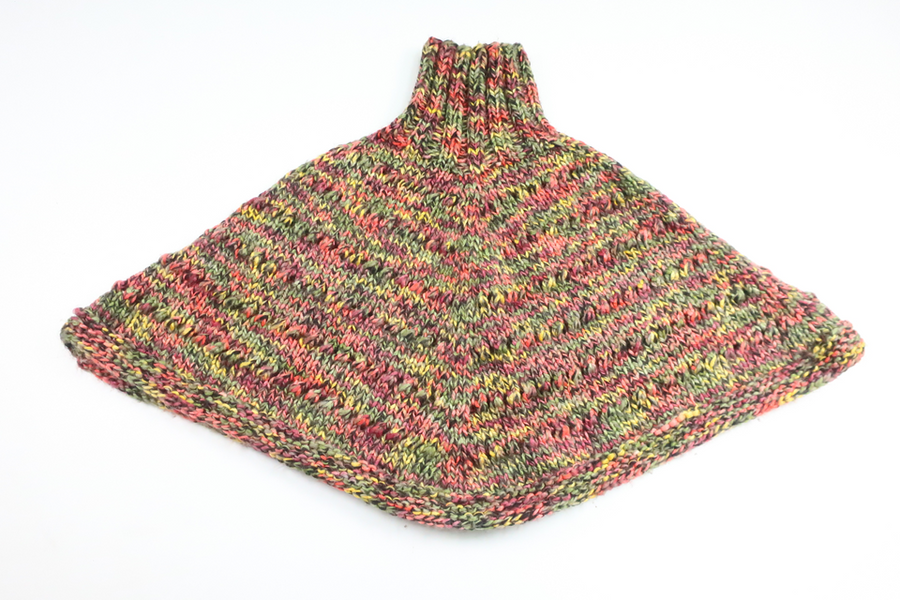 Stickad poncho från Hemstickat - Storlek 92/98 - Multi