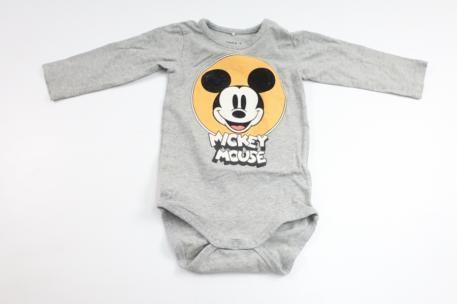 Body med Musse Pigg från Name It - Storlek 68 - Grå